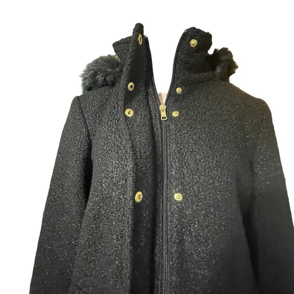 - INTL d.e.t.a.i.l.s Coat with fur Hood Size Medium - Picture 7 of 16
